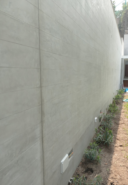 Microcemento en pared de jardin de casa en La Molina