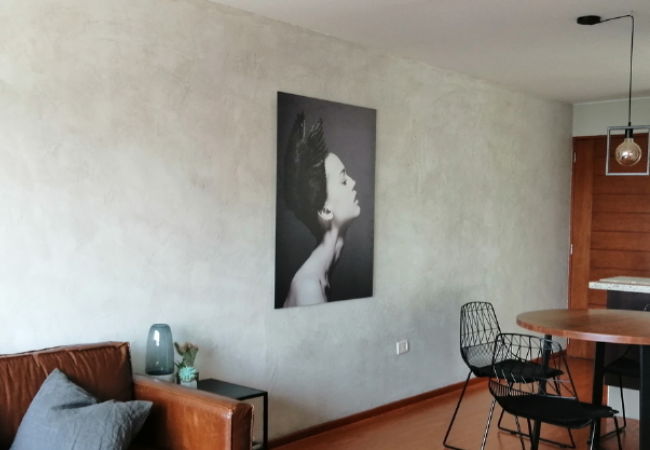 Pared de sala con microcemento 