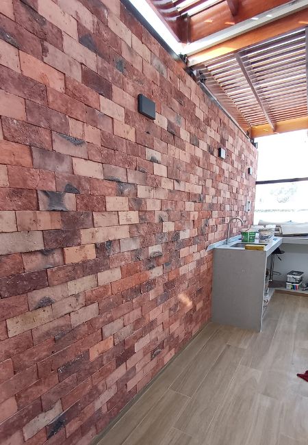 Detalle de ladrillo enchapado en pared