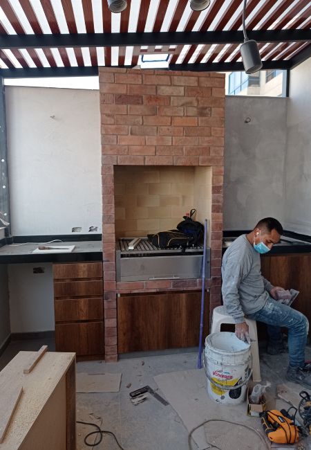 Ladrillo enchapado en chimenea de parrilla 